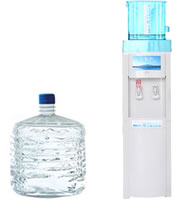 富士青竜水のウォーターサーバーと水ボトル
